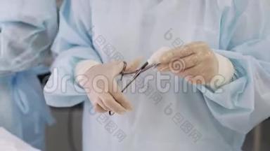 在手术过程中，医生双手并拢使用医疗器械，夹钳、棉签